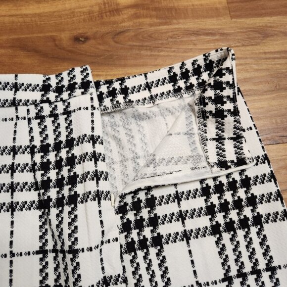 Shein Black and White Prive Split Hem Plaid Skirt Size Small - Picture 3 of 6